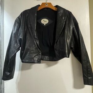 Alpes Small 100% Leather Vintage. Has shoulder pads